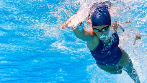 Cara Melindungi Kesehatan Kulit dan Rambut Akibat Sering Berenang